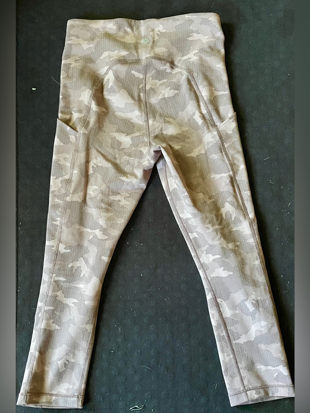 Athleta Ultimate Stash Tight Capri Textured Pink Camo Leggings size small - Picture 6 of 7